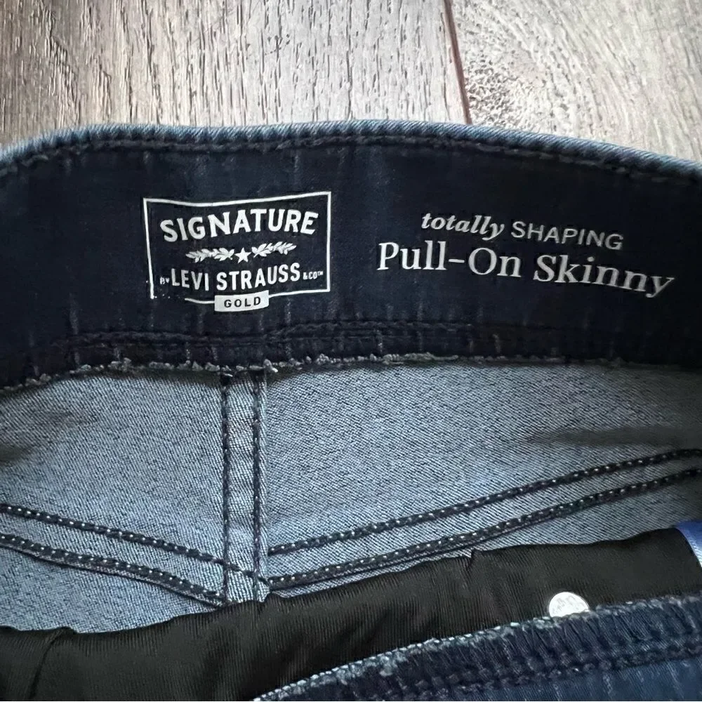 Signature by Levi Strauss Totally Shaping Pull On Skinny Jeans Size 6 Short